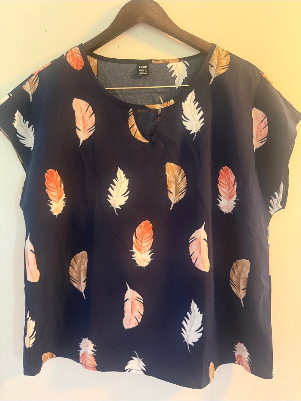 SHEIN Women’s Navy Feather Print Short Sleeve Keyhole Front Blouse Sz L EUC